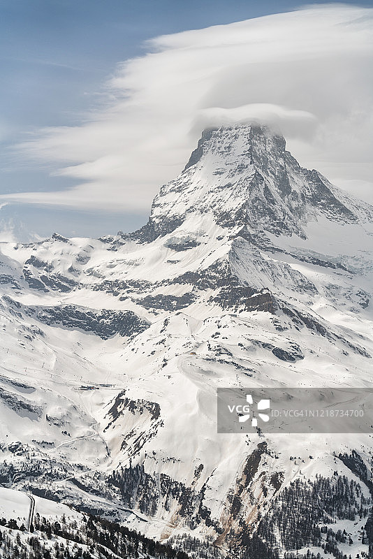 被云覆盖山顶的马特宏峰特写，瑞士采尔马特图片素材