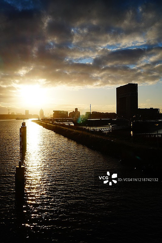 荷兰阿姆斯特丹北海运河城市天际线，早晨图片素材