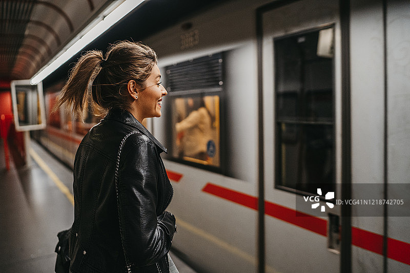 地铁里的女人图片素材