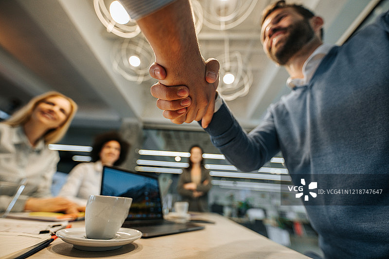 商人在会议上达成协议特写图片素材
