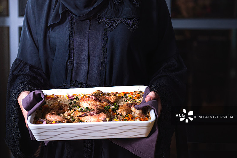 女子近距离手持开斋饭菜肴图片素材