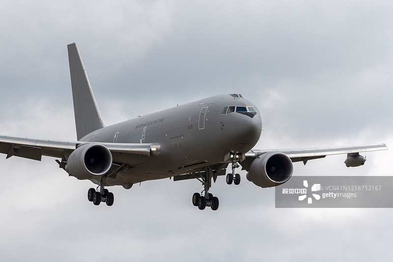 意大利空军波音KC-767A空中加油机MM62228在沃丁顿皇家空军基地降落图片素材