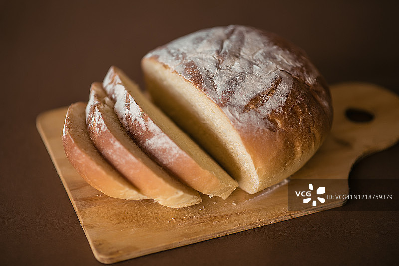 切片黑麦面包，在砧板上特写图片素材