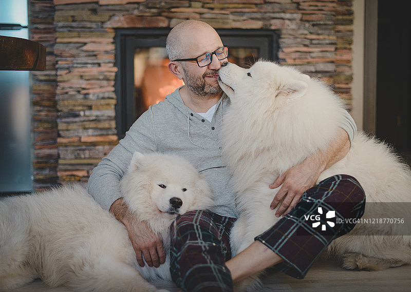 中年男人和狗在家图片素材