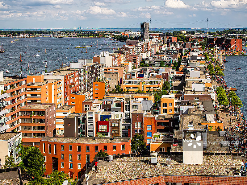 荷兰阿姆斯特丹东部码头区“Javaeiland”现代住宅区鸟瞰图图片素材