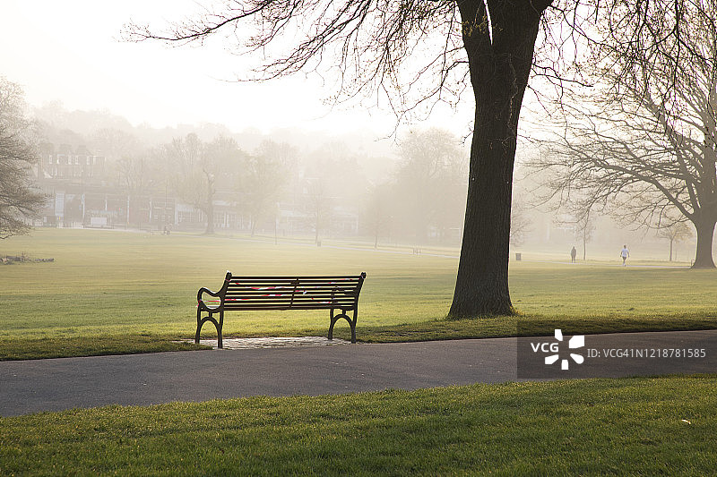 疫情封锁期间用警戒线隔离的公园长椅图片素材
