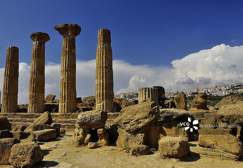 欧洲意大利阿格里真托：神庙谷，赫拉克勒斯神庙的古老柱子和遗址图片素材