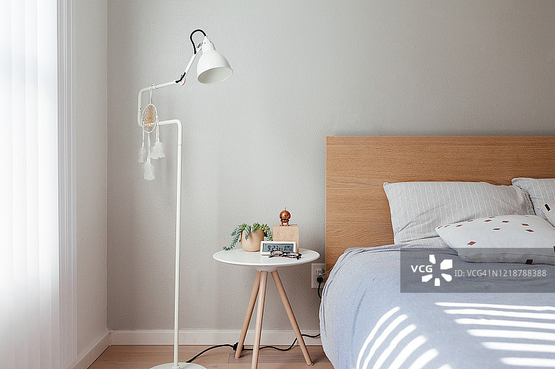 现代简约风格卧室，沐浴阳光图片素材