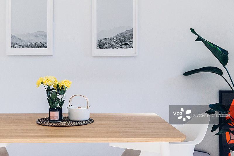 餐桌上的鲜花、茶壶和香薰蜡烛图片素材