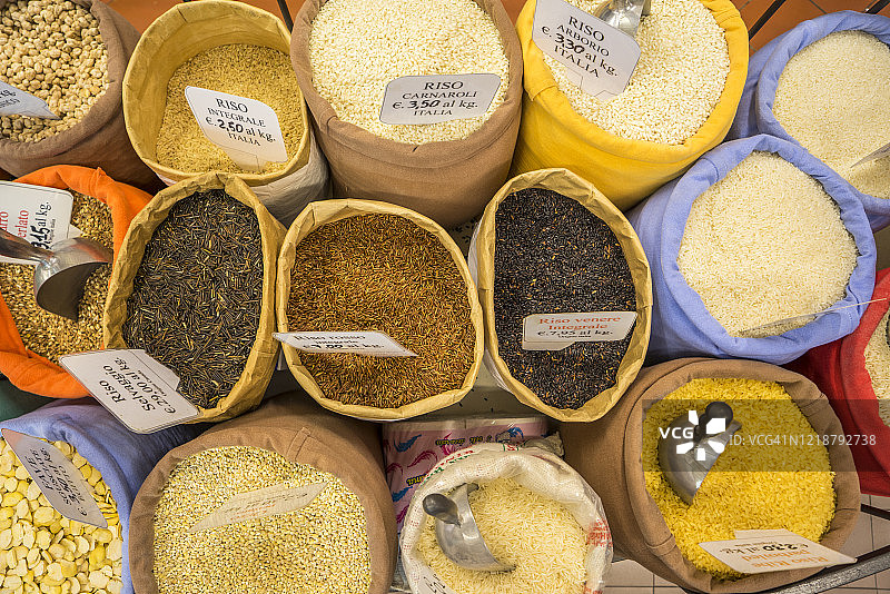 出售的稻米、谷物和香料，佛罗伦萨圣安布罗焦市场图片素材