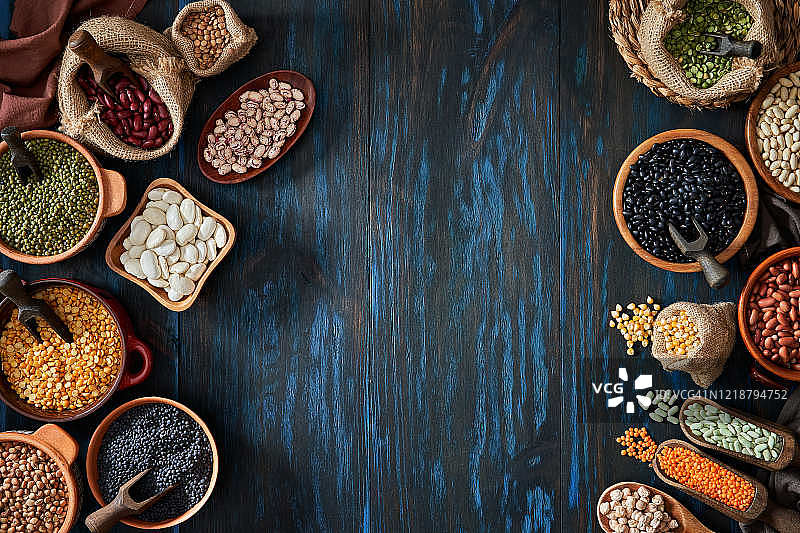 乡村木桌上的豆类和扁豆图片素材