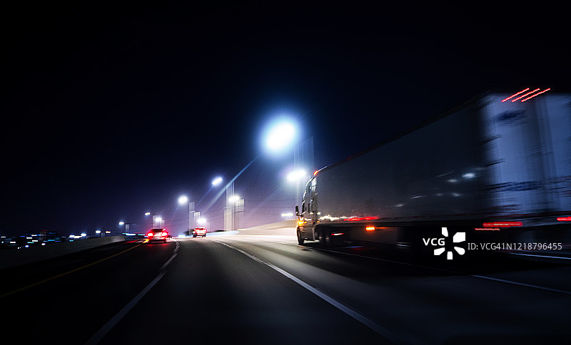 夜间佛罗里达高速公路上的白色半挂卡车图片素材