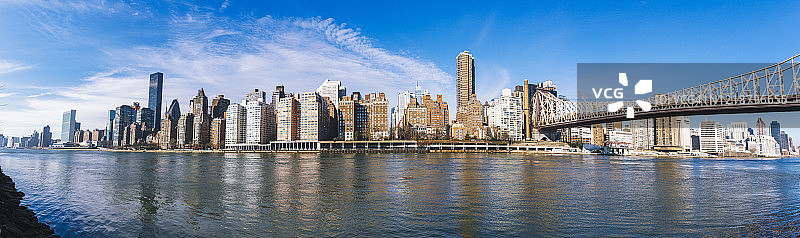 美国纽约市曼哈顿东区滨水区及昆斯伯勒大桥图片素材
