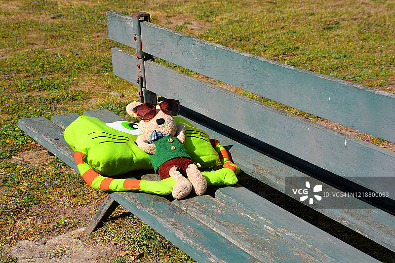 在法国长椅上享受日光浴图片素材