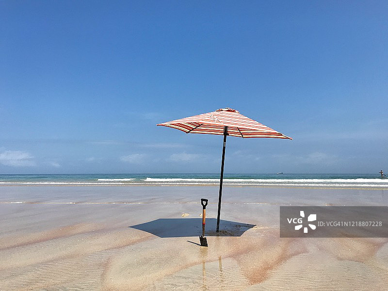 蓝天下孤独的海滩遮阳伞图片素材