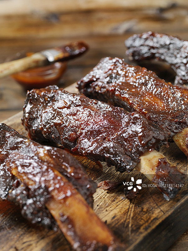 慢烤带烧烤酱的牛肋骨图片素材