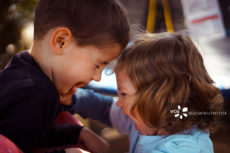 头碰头的兄弟姐妹图片素材