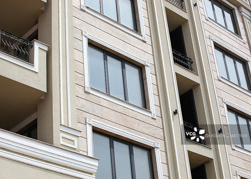 城市住宅区中的现代新建筑图片素材