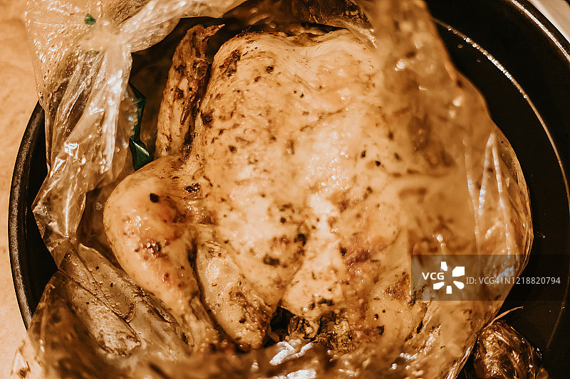 厨房餐桌上撕开的包装袋里装着蔬菜鸡肉。家庭烹饪概念。图片素材