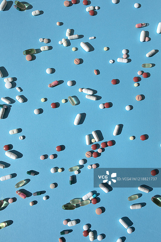 蓝色背景上的各种药丸和平板图片素材