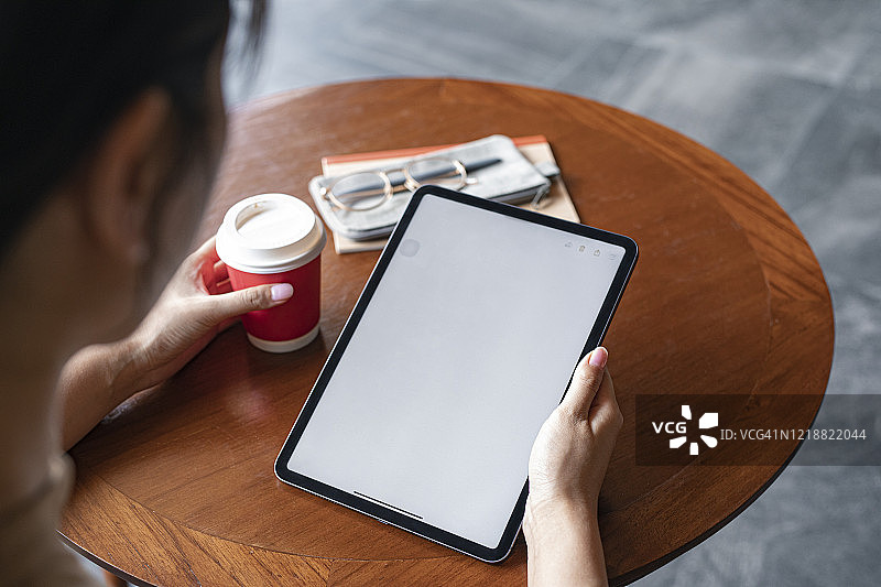 商务女人手持空白屏幕的平板电脑（可复制）图片素材