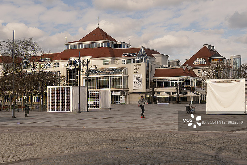 波兰索波特：疫情封锁期间，男孩在空旷的广场上玩滑板图片素材