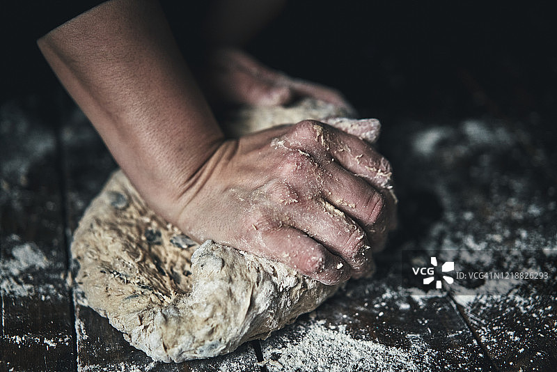 准备健康的南瓜籽糙面包图片素材