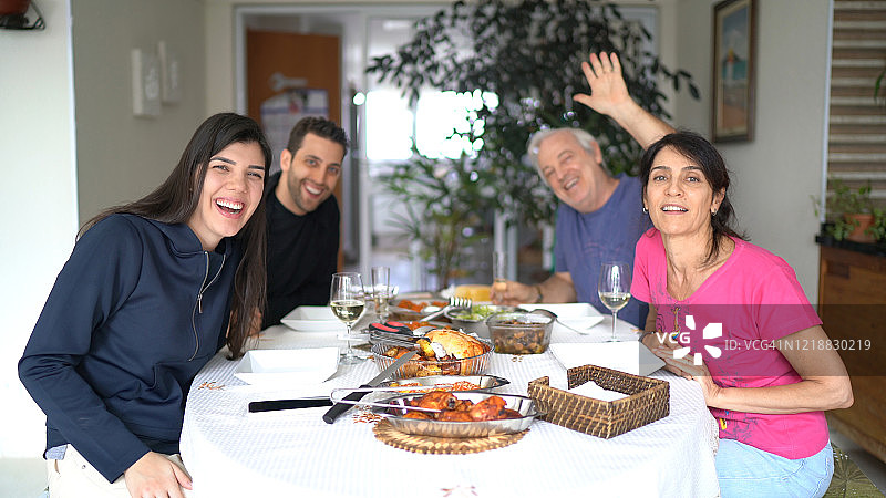 一家人在家午餐时进行视频聊天图片素材