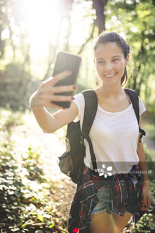 女子在山上边走边自拍图片素材