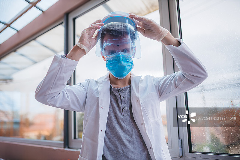 用面罩进行医疗病毒防护图片素材