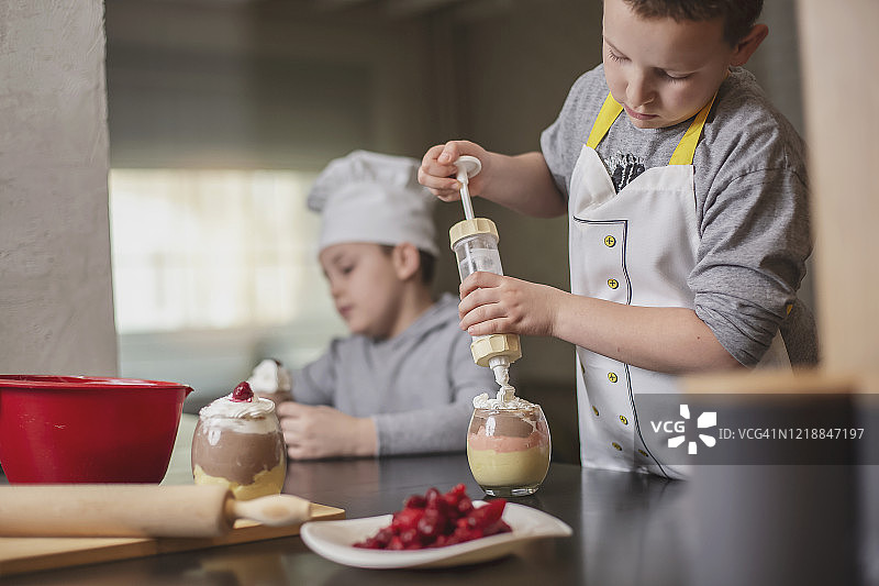两个男孩在家准备甜点图片素材