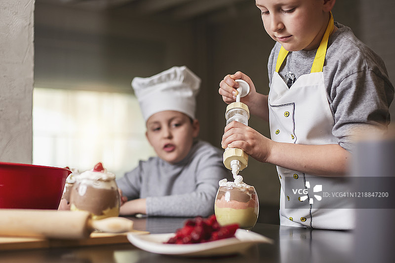 两个男孩在家准备甜点图片素材
