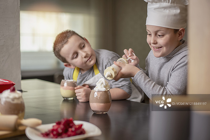 两个男孩在家准备甜点图片素材