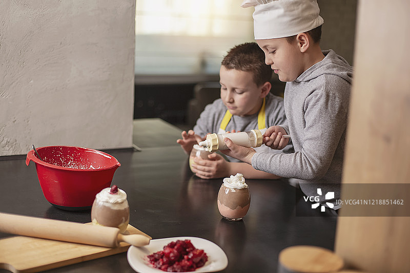 两个男孩在家准备甜点图片素材