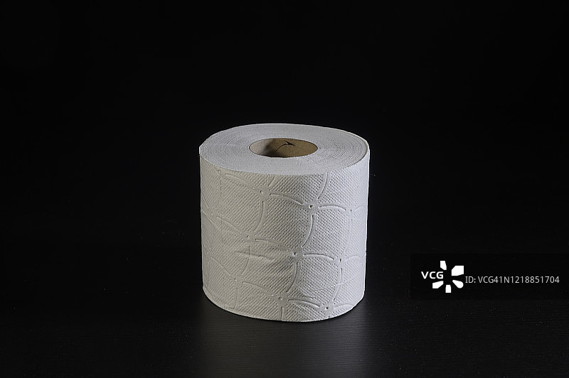 桌子上卫生纸卷的特写图片素材