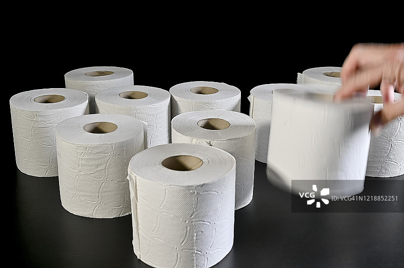 男人取卫生纸卷，收纳概念图片素材