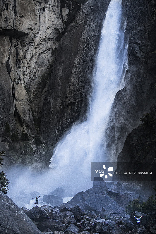 女子在优胜美地瀑布前摆姿势图片素材