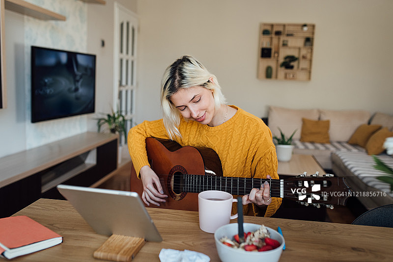 音乐老师在线吉他教学图片素材