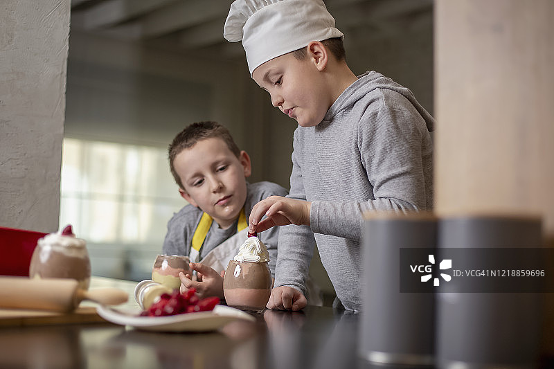 两个男孩在家准备甜点图片素材