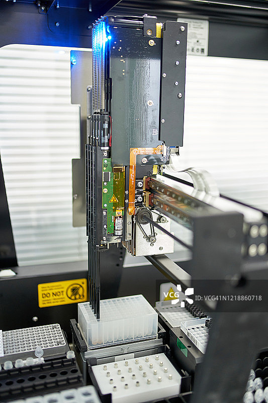 生物采样机器人：从核酸提取到PCR诊断的过程，检测导致新冠病毒性肺炎的2019-nCoV病毒，即SARS-COV-2图片素材