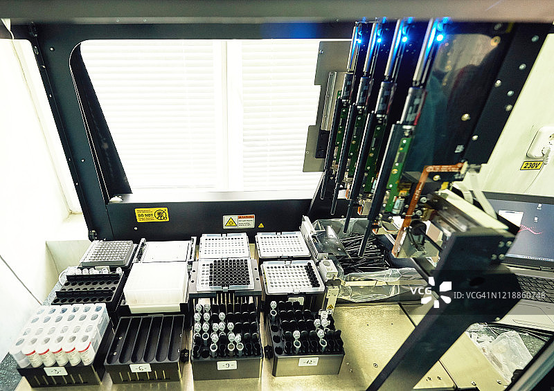 机器人移液RNA进行PCR诊断，检测新型冠状病毒图片素材