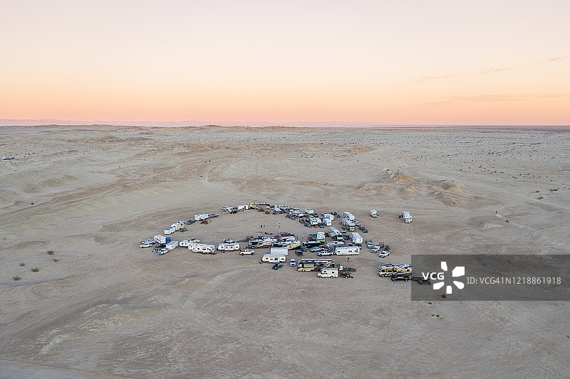 偏远地区的一群沙漠露营者图片素材