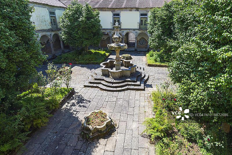 蒂巴伊斯圣马丁修道院、墓地回廊和喷泉，布拉加，米尼奥，葡萄牙图片素材