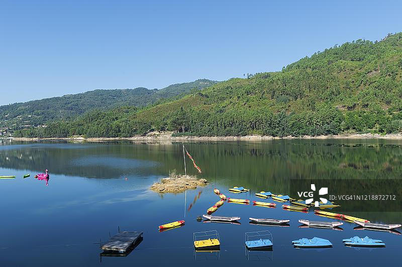 葡萄牙米尼奥省，佩内达-热雷斯国家公园，维拉里纽达什富尔纳什水库图片素材