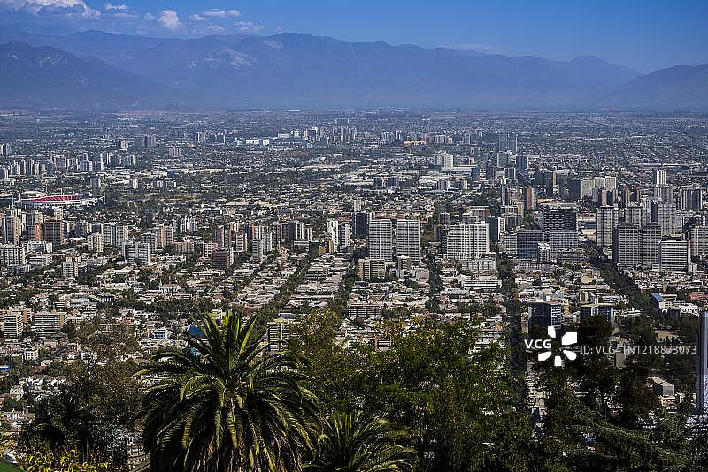 从圣克里斯托瓦尔山观景台俯瞰智利圣地亚哥图片素材