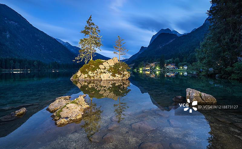 德国贝希特斯加登国家公园黄昏时的辛特see，灯光照亮岩石图片素材