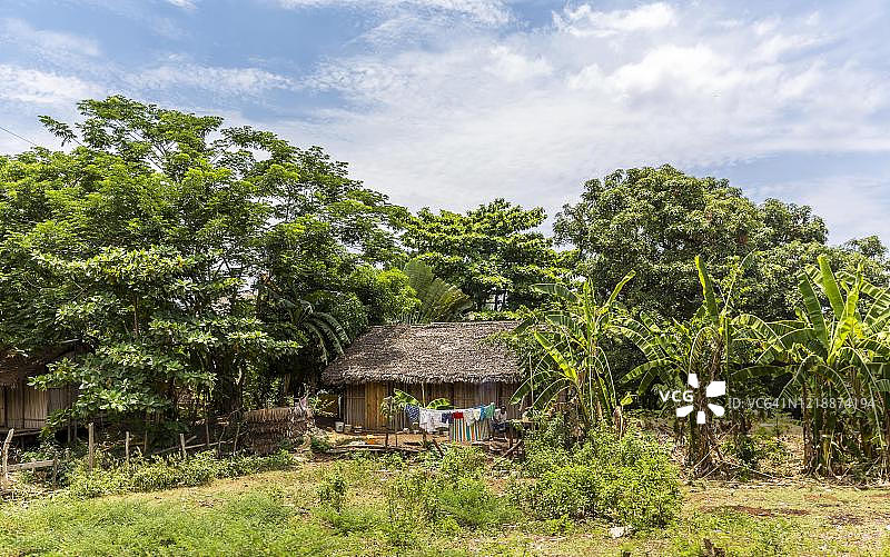 马达加斯加诺西贝岛的茅草小屋图片素材