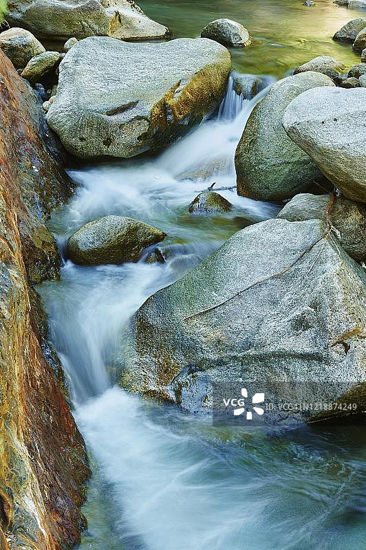 圣尼古拉河在西班牙加泰罗尼亚的激流图片素材