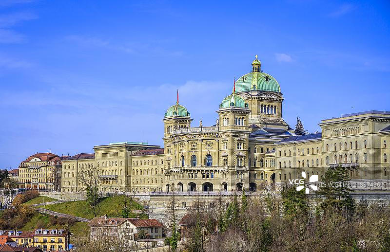 从教堂田桥眺望联邦大厦，瑞士伯尔尼图片素材