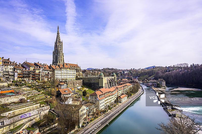 从教堂田桥看老城区、伯尔尼大教堂和阿勒河，瑞士伯尔尼图片素材
